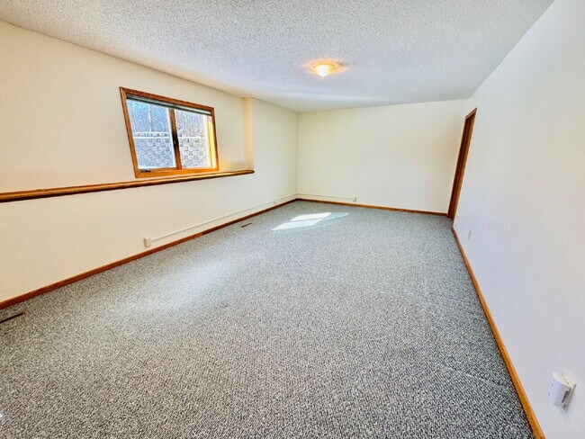 Building Photo - Charming Chaska Retreat: Spacious Single Family Homer 3-Bedroom 2.5 Bathroom Home with Finished B...