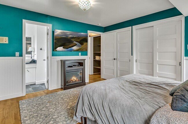 Building Photo - Rare Find: Flexible Living and Stunning Vi...