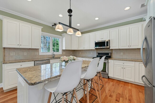 Building Photo - 1 Lindy Pl