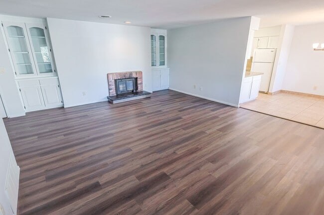 Building Photo - 3 BEd CONDO, NO DEPOSIT AND WATER INCLUDED...