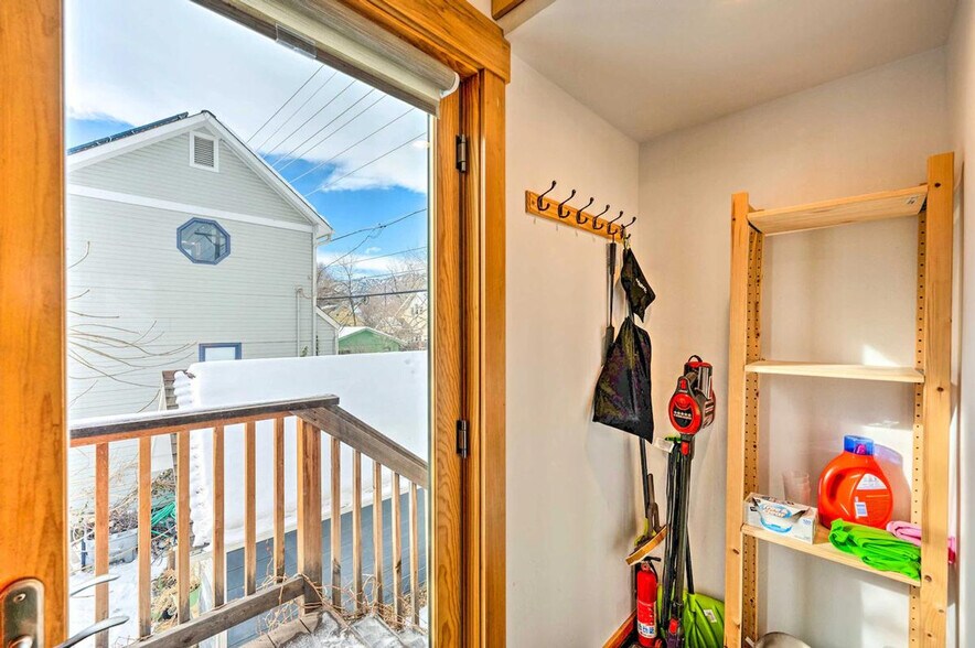 Building Photo - 2329 Pine St