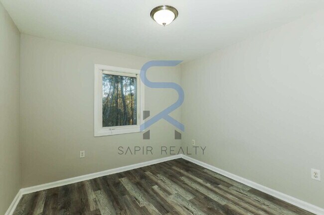 Building Photo - Your Dixie Hills  All-Electric 2BR/1BA Hideaway