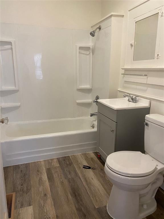 Building Photo - 132 N Draper Ave