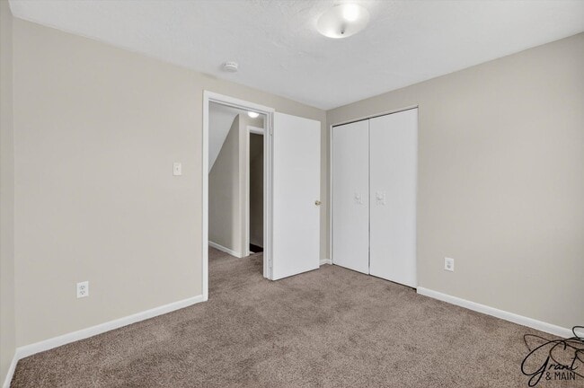 Building Photo - $1450 4 Bedrooms