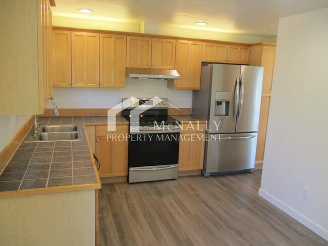 Building Photo - 4 Bedroom, 1.75 Bathroom Home in North Tacoma