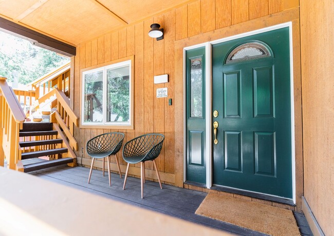 Building Photo - Stunning Lodge Near Beautiful Lake Gregory