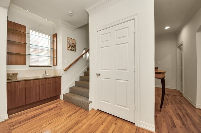 Building Photo - 825 Rosine St