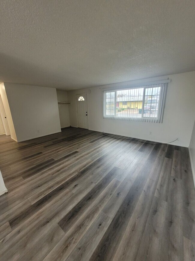 Building Photo - Updated 2BD/1BA Coming Duplex Available