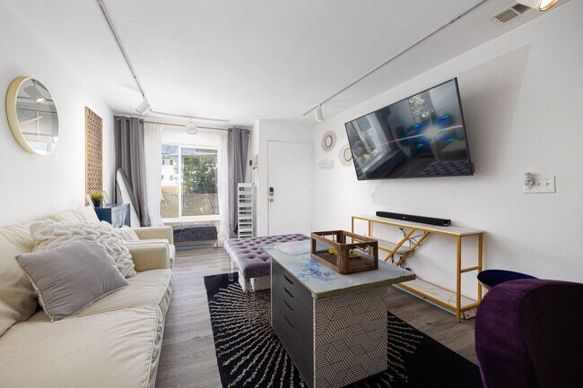 Building Photo - Beautifully Updated 2 Bedroom Condo with Optional Furniture!