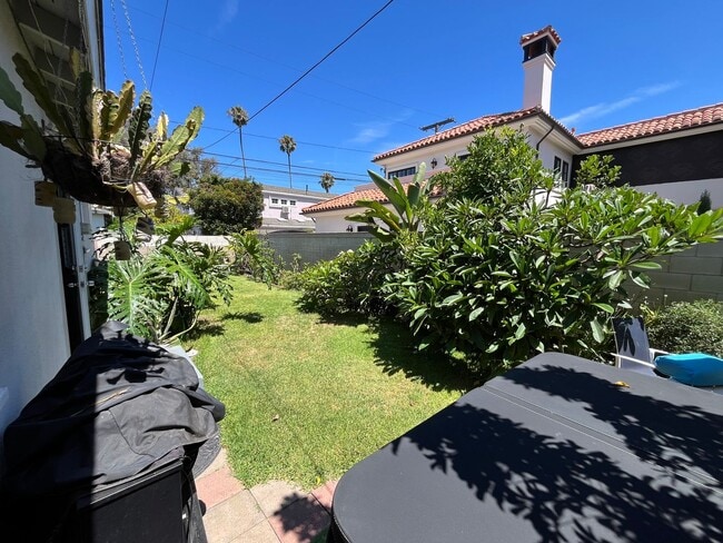 Building Photo - 2 bedroom- Located only 6 blocks to the be...