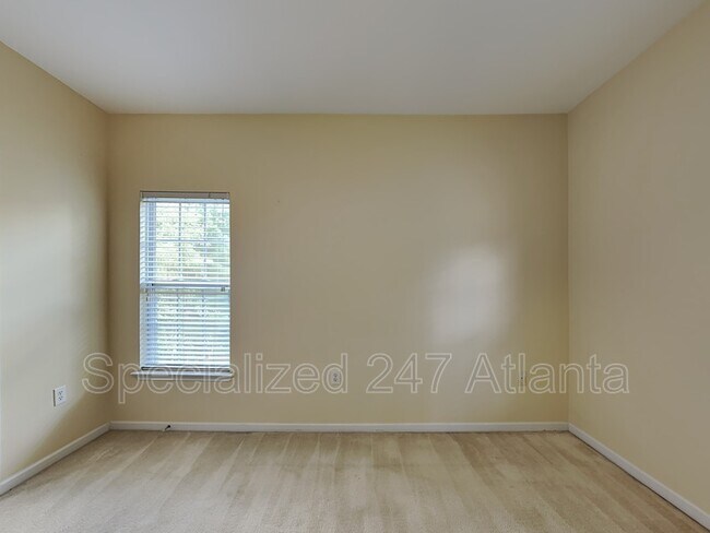 Building Photo - 3300 Dogwood Dr