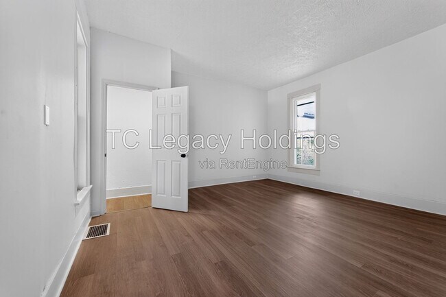 Building Photo - 502 Cottage Ave
