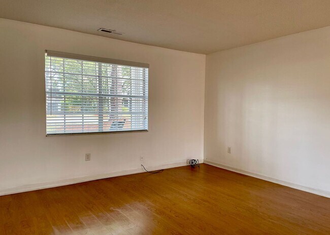 Building Photo - Available 7/1. 2 BR/2 BA in a FANTASTIC Lo...