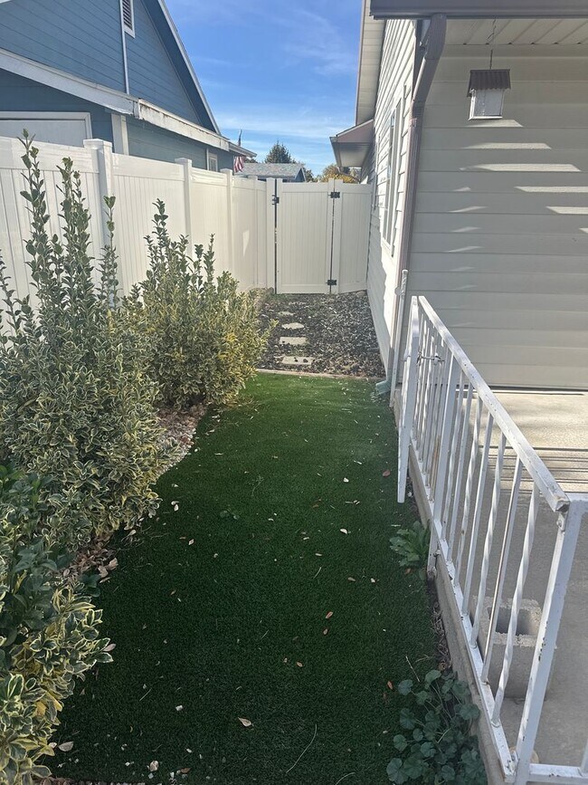 Building Photo - Tranquil & delightful 3-bedroom, 2-bathroo...