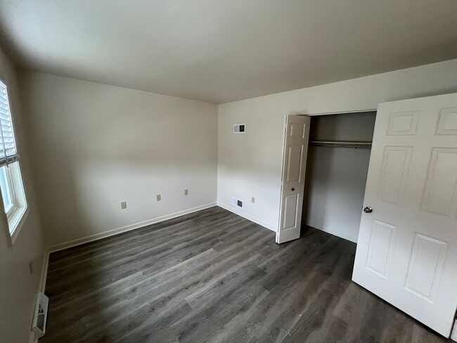 Building Photo - Roomy Updated Townhouse with Deck, New Flo...