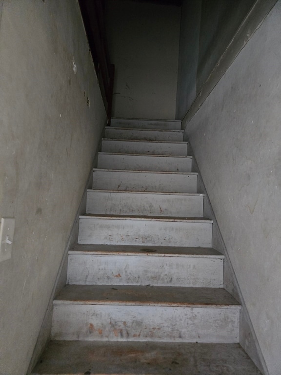 Building Photo - 206 Central St