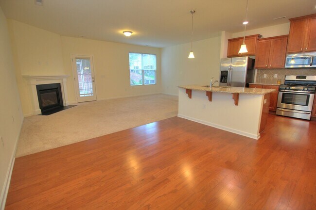 Building Photo - Gorgeous 3 Bedroom/ 2.5 Townhome with Garage!