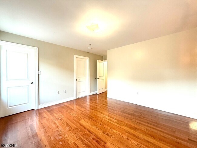 Building Photo - 942 Olive St