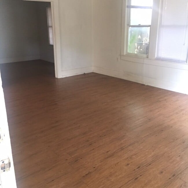 Building Photo - 2 BEDROOM 1 BATHROOM HOUSE WITH HUGE FENCED BACKYARD
