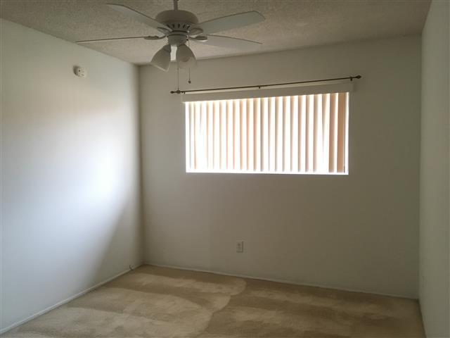 Building Photo - Great Upstairs 2BD/1BA Condo, Community Po...