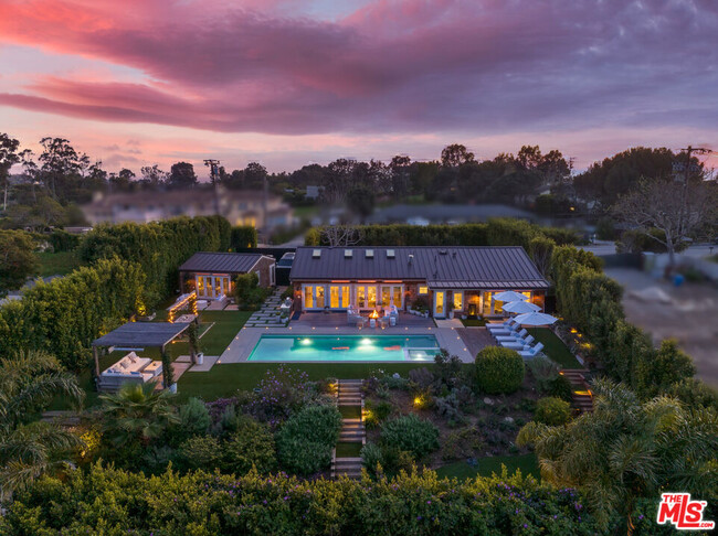 Building Photo - 6540 Dume Dr