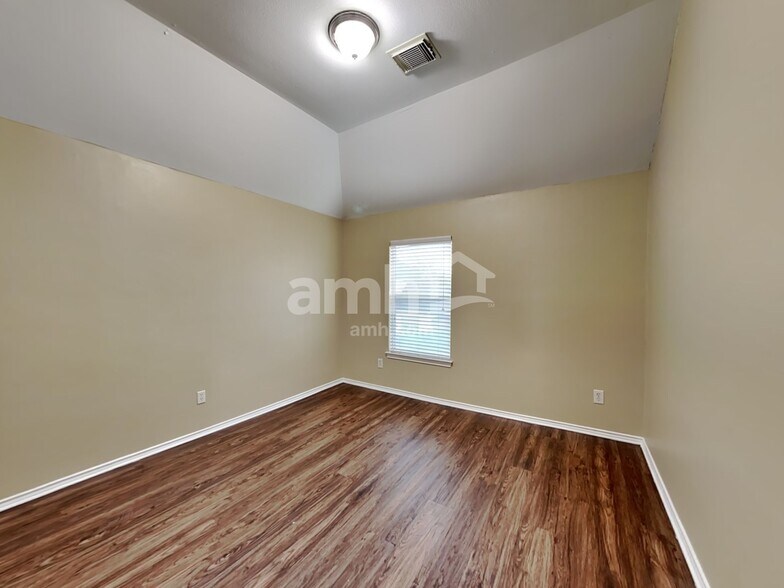 Building Photo - 2718 Lakecrest Way Dr