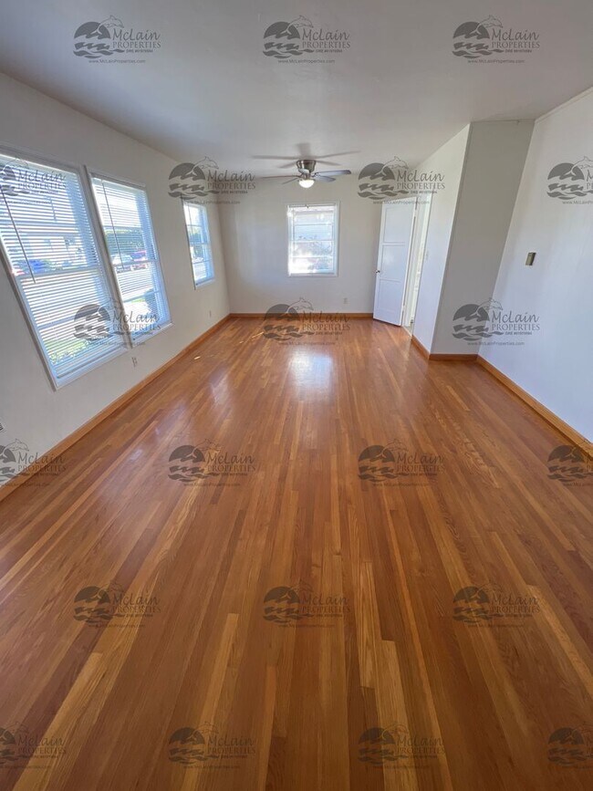 Building Photo - Single Story 3 BD/1BA Home with 2 Car Garage!