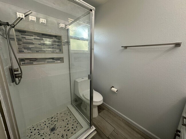 Building Photo - 4 Bedroom 2 Bathroom Home with Landscaped ...