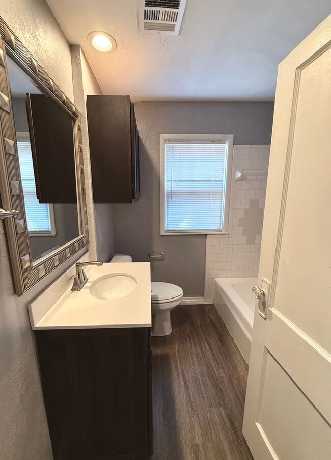 Building Photo - Updated 2BD 1BA Craftsman Home in Central ...