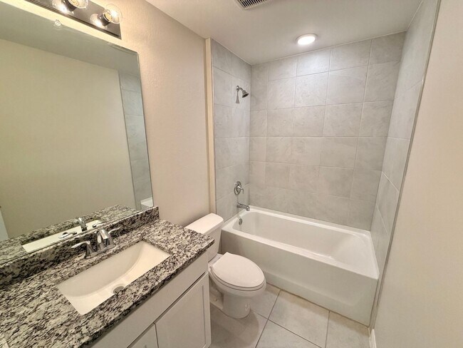 Building Photo - 4 Bed, 2 Bath Available Now in NW Cape Coral