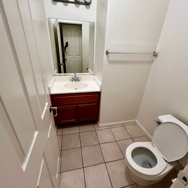 Building Photo - 5 BEDROOM VICTORVILLE HOME