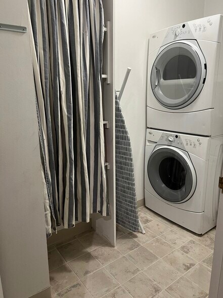 Building Photo - 360 E Randolph St