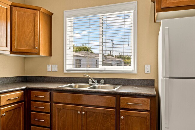 Building Photo - Move-In Ready! A Bright & Open Designer Co...