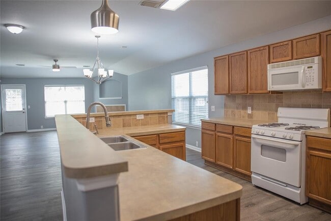 Building Photo - 2843 Sandberry Dr