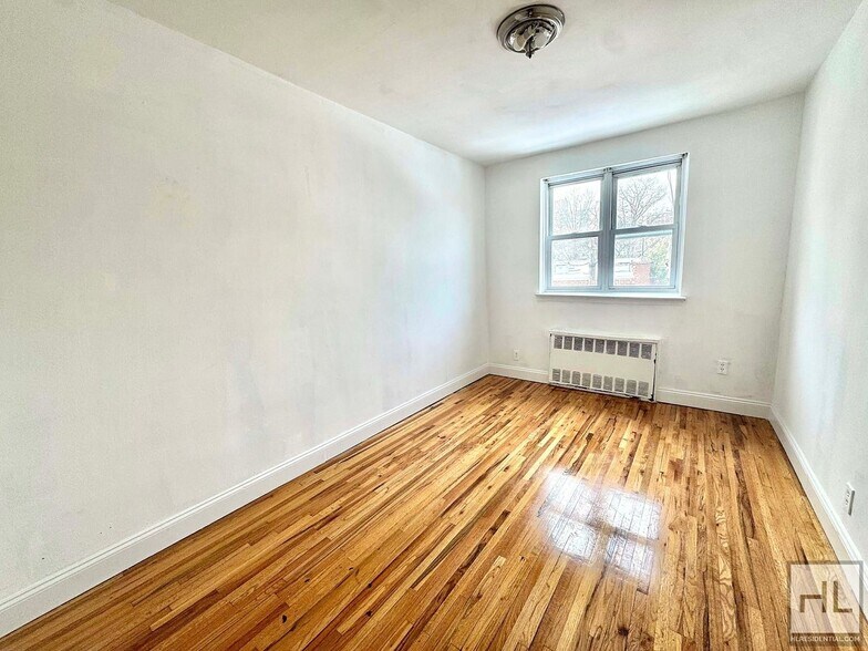 Building Photo - 28 AVENUE