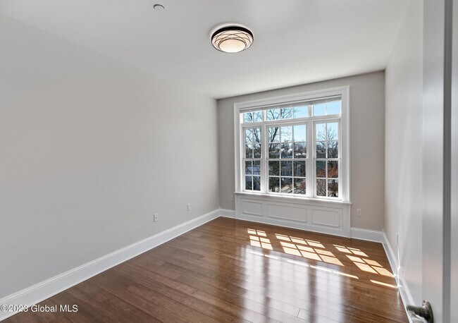 Building Photo - 25 Lawrence St