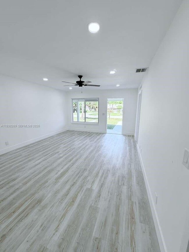 Building Photo - 134 SW 14th Ave