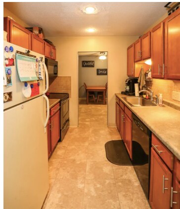 Building Photo - 10 Strawberry Bank Rd