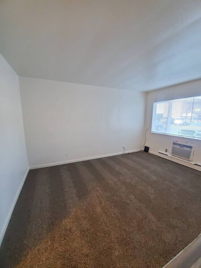 Building Photo - 1 Bedroom Apartment-August rent FREE!