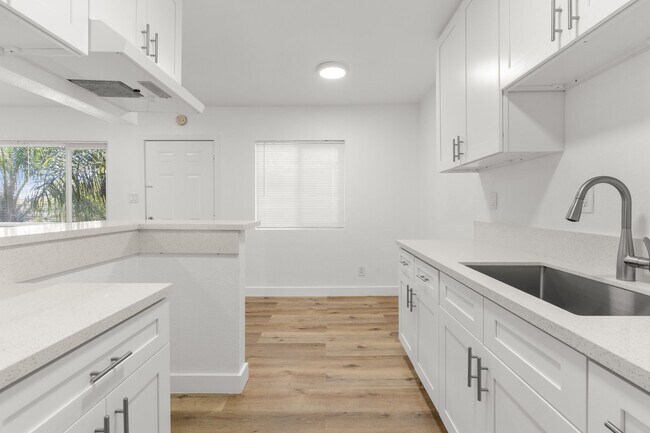 Building Photo - 927 Daisy Avenue