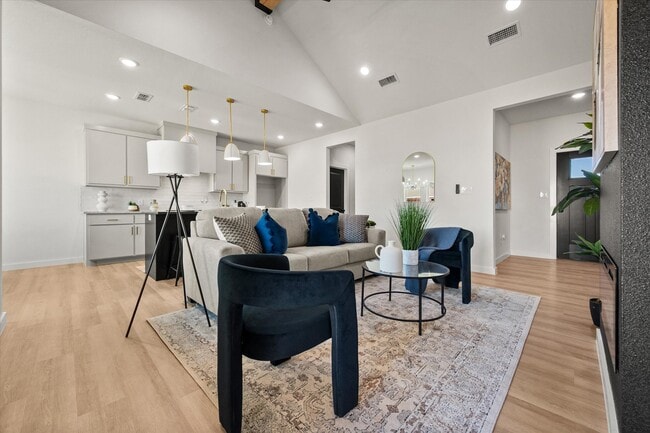 Building Photo - 1410 Farmhouse Ave