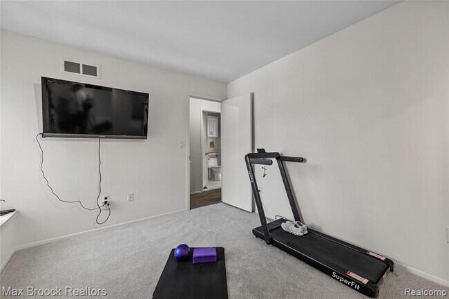 Building Photo - 704 Oakbrook Ridge Dr