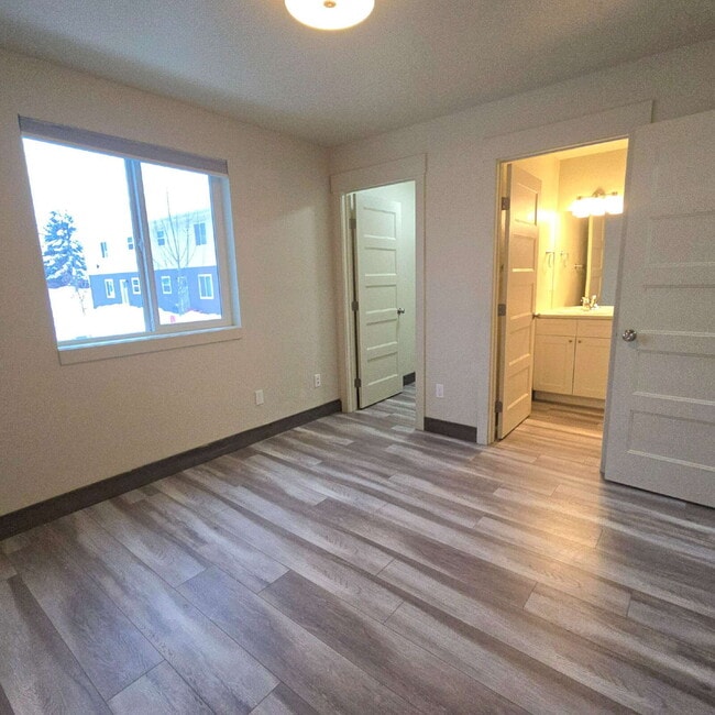 Building Photo - 2 bed, 2 bath with great views!