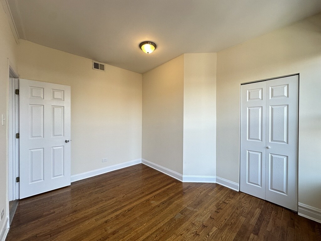 Building Photo - 2647 N Sawyer Ave