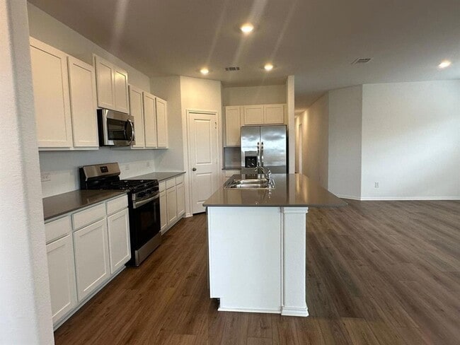 Building Photo - 121 Seminole Dr