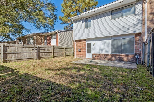 Building Photo - Move In Ready Townhome!
