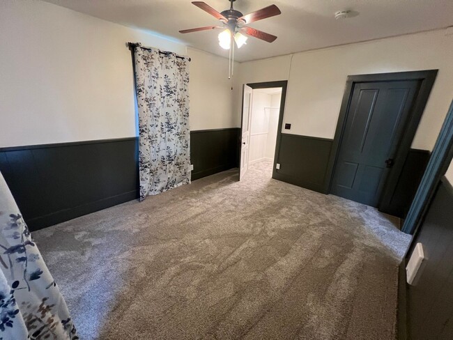 Building Photo - 2 Bed 1 Bath Newly Remodeled Home w/ Fence...