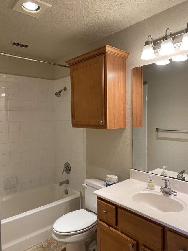 Building Photo - Beautiful Townhouse in Overton Area