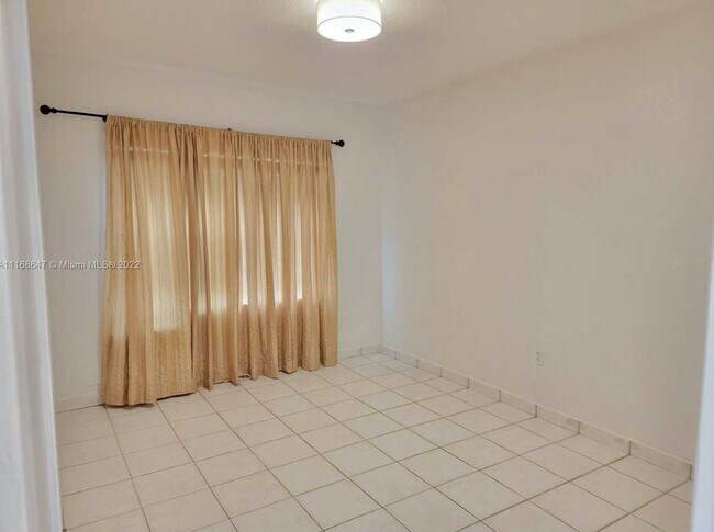 Building Photo - 555 SW 16th Ave