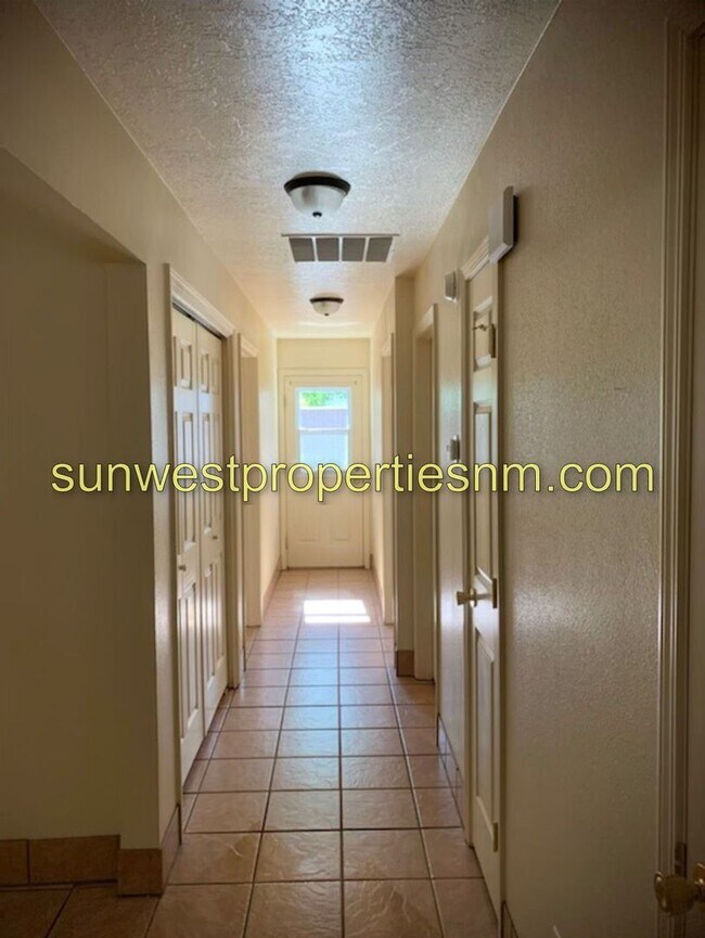 Building Photo - 820 Vine Ave